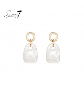 Witte oorbellen met een goudkleurig element