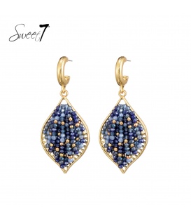 Oorbellen met blauwe kralen en goudkleurige omlijsting