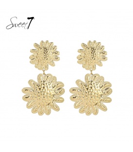 Goudkleurige oorbellen met dubbele bloem en gehamerd motief