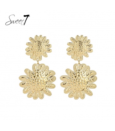 Goudkleurige oorbellen met dubbele bloem en gehamerd motief