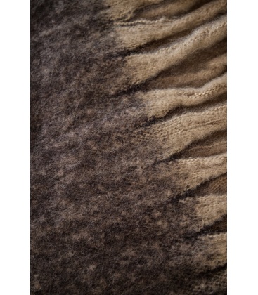 Gekleurde bruine sjaal met franjes in warme tinten