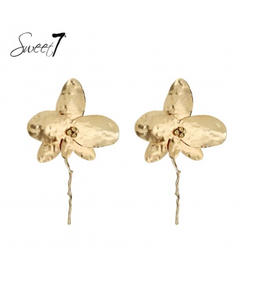 Goudkleurige bloemen oorbellen met een gehamerd motief