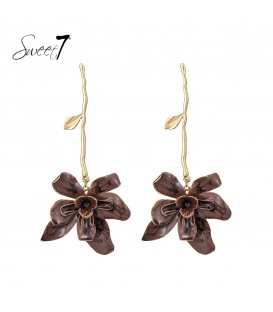 Oorbellen bruine bloemen en een goudkleurige stengel