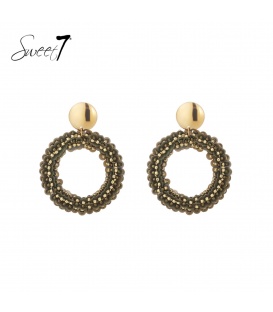 Oorbellen groene kralen en goudkleurige details