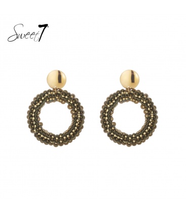 Oorbellen groene kralen en goudkleurige details