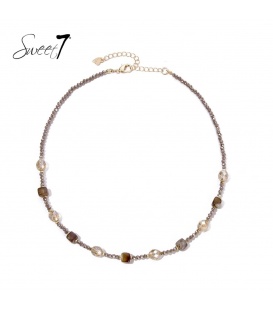 Halsketting camel kleurig met glaskralen en vierkante accenten