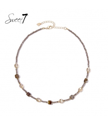 Halsketting camel kleurig met glaskralen en vierkante accenten