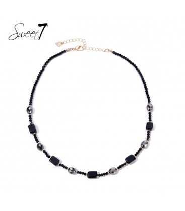 Halsketting met zwarte glaskralen en facetstenen
