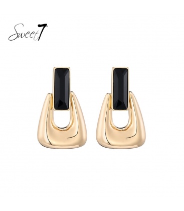 Oorbellen met langwerpige zwarte steen en goudkleurige hanger