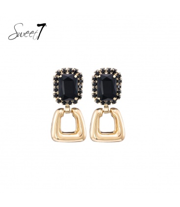 Oorbellen met zwarte steen en goudkleurige hanger