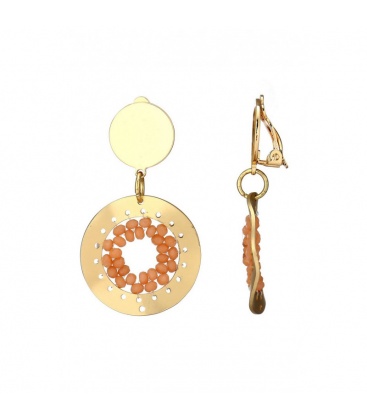 Oorclips met goudkleurige cirkel en koraalkleurige kralen