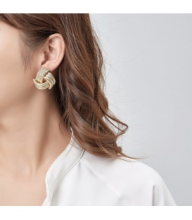 Oorclips goudkleurig met gevlochten structuur 
