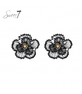 Oorbellen zwart met draadstructuur met bloemdesign en goudkleurige kern