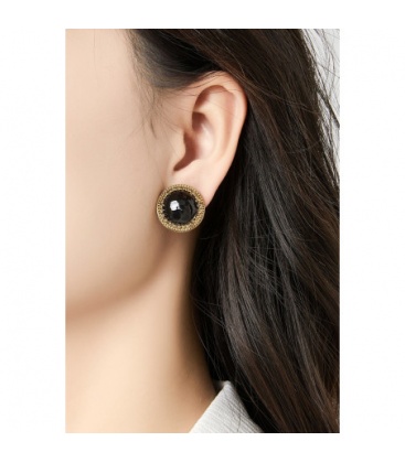 Oorclips blauw met een bewerkte goudkleurige rand