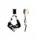 Oorclips met moderne open vorm in zwart wit