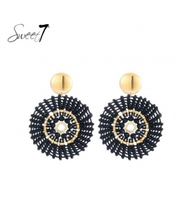 Oorbellen met zwart geweven patroon en met goudkleurige kralen