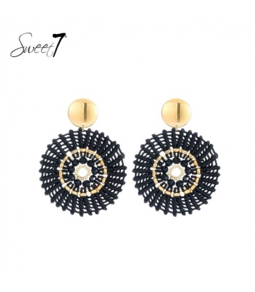 Oorbellen met zwart geweven patroon en met goudkleurige kralen