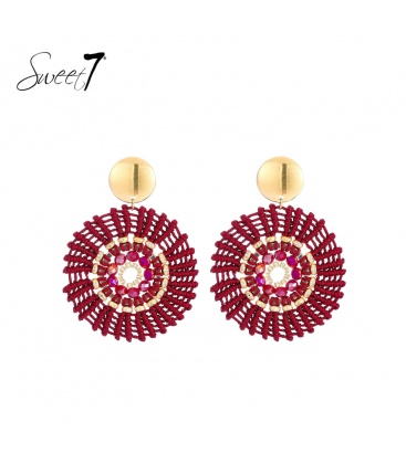 Oorbellen met dieprood geweven design en goudkleurige accenten