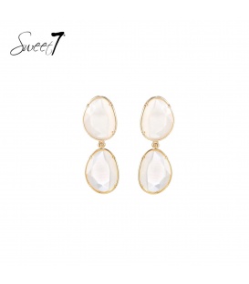 Oorbellen met beige cat eye steen en een goudkleurige rand