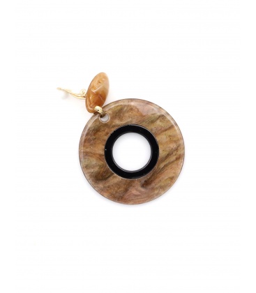 Oorclips bruin met een zwarte rand in het midden