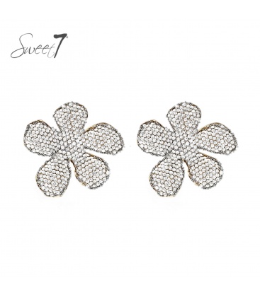 Oorbellen met glanzende bloemblaadjes gevuld met kristallen steentjes