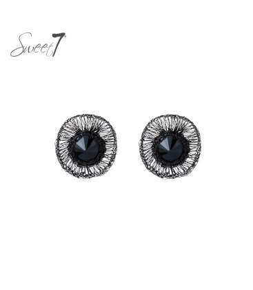 Oorbellen met zwarte facetsteen en draadstructuur