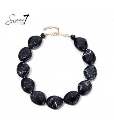 Zwarte korte halsketting met goudkleurige kraaltjes