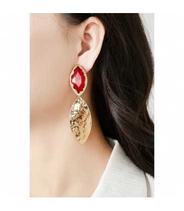 Oorclips lang goudkleurig met een zwart detail