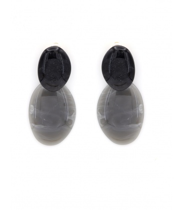Oorclips met ovaal zwart oor stukje en grijze hanger