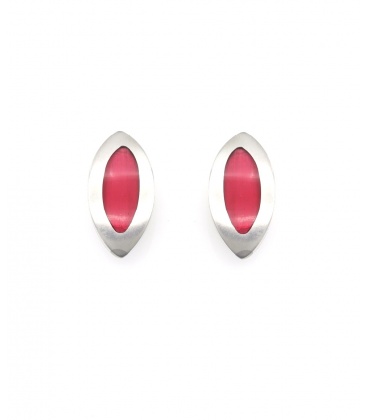 Oorclips met fuchsia roze ovale steen en zilverkleurige rand