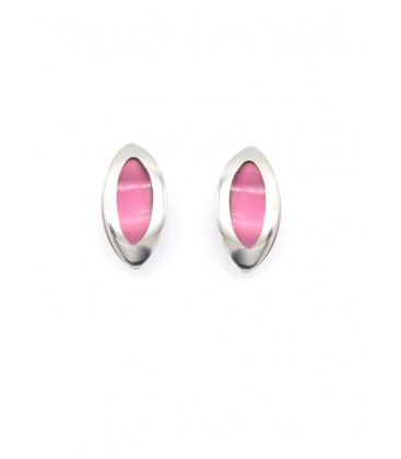 Oorclips met ovale roze cat eye steen en zilverkleurige omlijsting