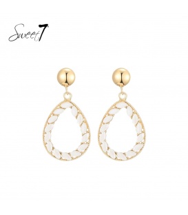 Oorbellen met witte blaadjes in ovale vorm