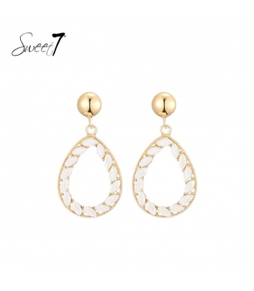 Oorbellen met witte blaadjes in ovale vorm