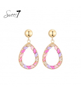 Oorbellen met roze en lila blaadjes en goudkleurige omlijsting