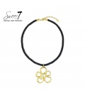 Halsketting met zwart koord en een bloemen hanger