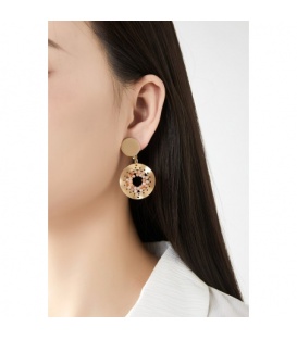 Oorclips met goudkleurige cirkel en koraalkleurige kralen