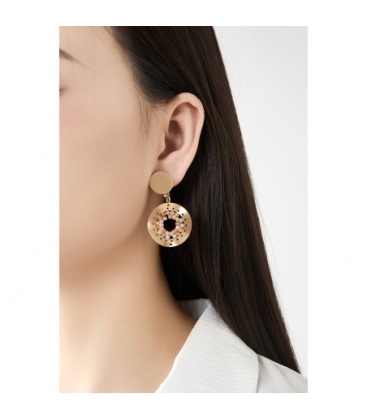 Oorclips met goudkleurige cirkel en koraalkleurige kralen