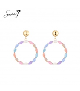 Oorbellen in zoete kleuren en een goudkleurig oor knopje