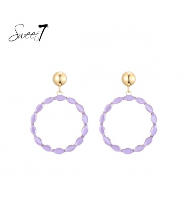 Oorbellen in ronde vorm met paarse accenten