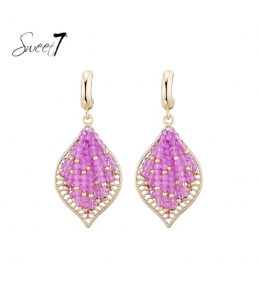 Oorbel met lila kralen in bladvormig design