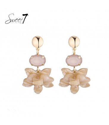 Oorbellen beige bloemen en een ovaal glas steentje