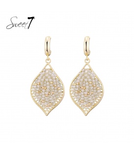 Beige oorbellen in ruitvorm met glas kralen en goudkleurige detail