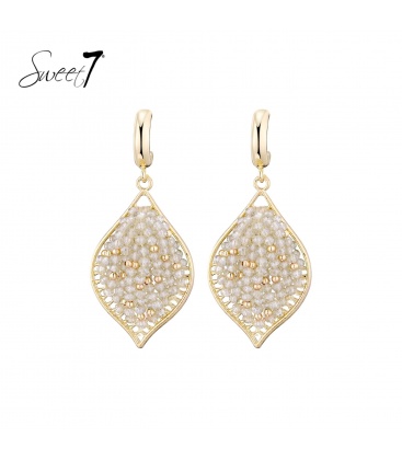 Beige oorbellen in ruitvorm met glas kralen en goudkleurige detail