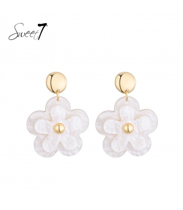 Oorbellen wit met speelse bloemvorm en chique afwerking