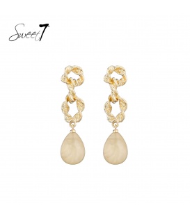 Oorbellen met goudkleurige gedraaide schakels en een beige hanger