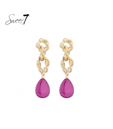 Oorbellen met roze hanger en goudkleurige gedraaide schakels
