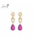 Oorbellen met roze hanger en goudkleurige gedraaide schakels