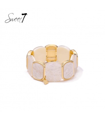 Armband met crème kleurige elementen en goudkleurige omlijsting