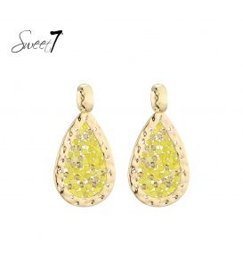 Oorbellen met gele kralen en opengewerkt goudkleurig frame