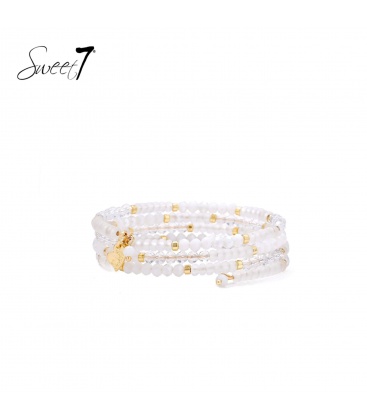 Armband met witte kraaltjes en goudkleurige details